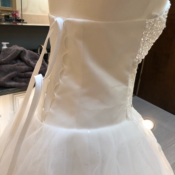 Simple Elegant Sweetheart Tulle Ball wedding Gown - Picture 3 of 8